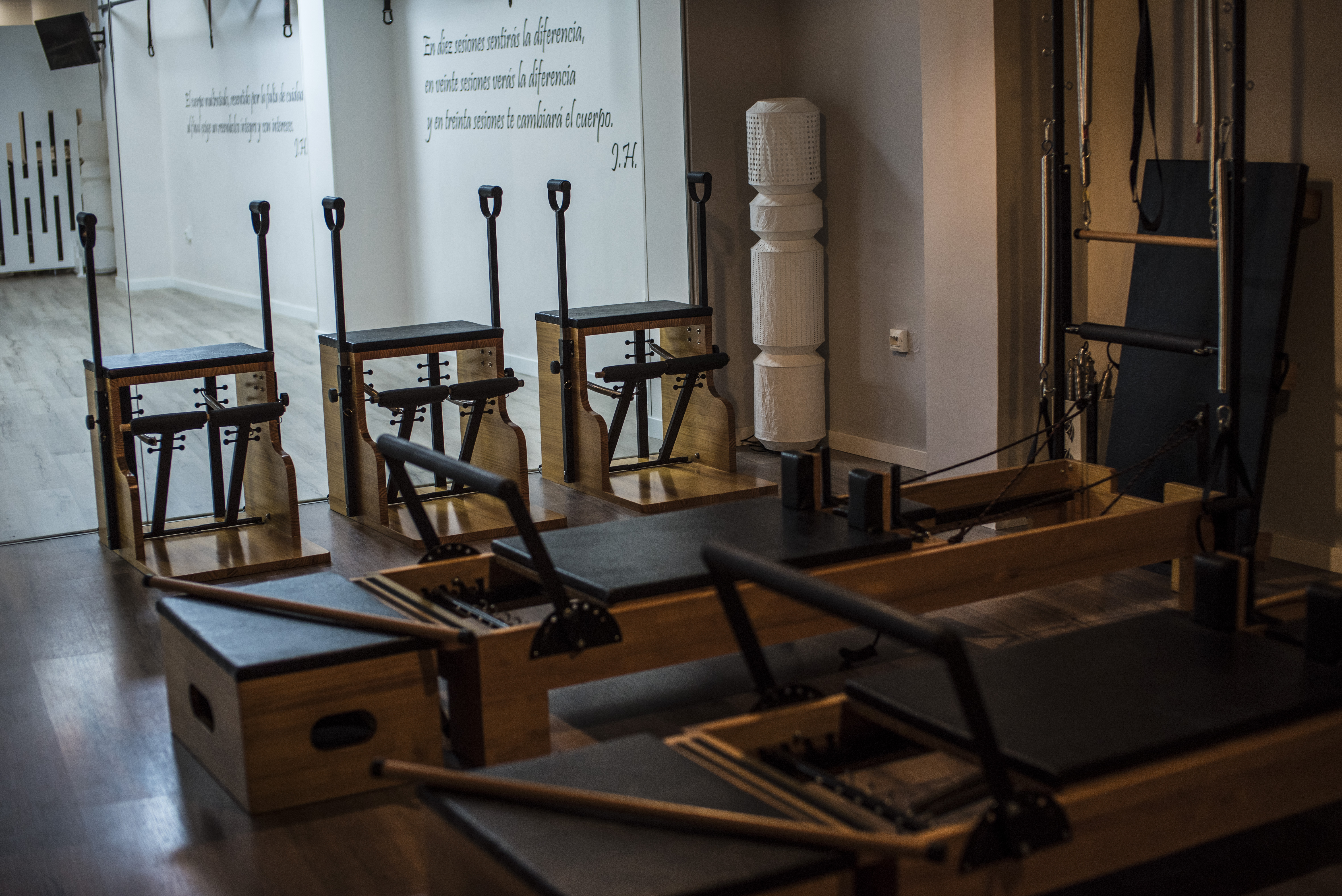 Interior del estudio con máquinas de pilates