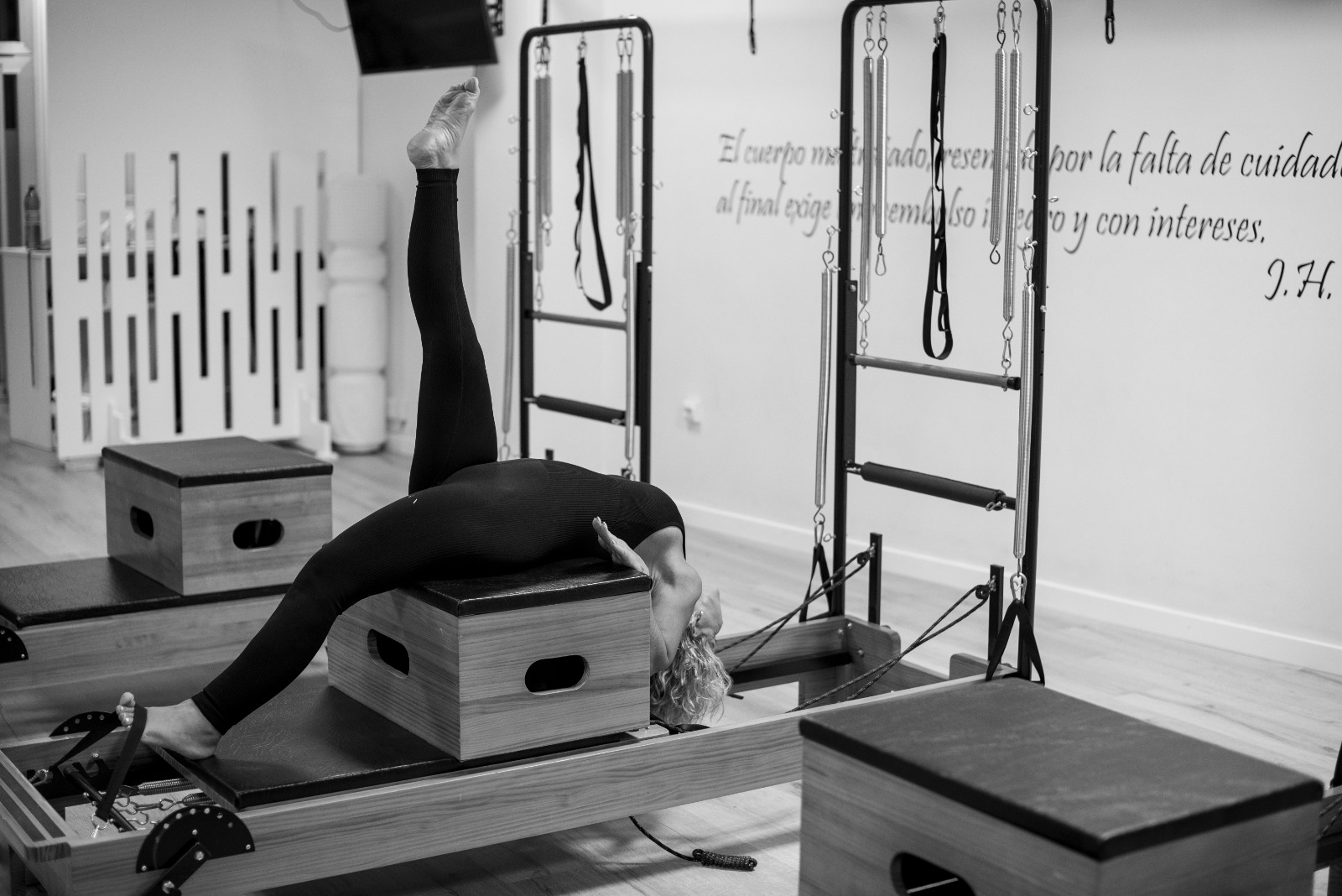 Ejercicio de pilates sobre reformer con cajón en el estudio